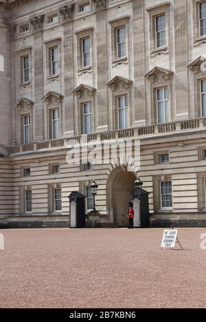 London, Großbritannien - 12. Mai 2019: Sentry of the Grenadier Guards an einem sonnigen Tag vor dem Buckingham Palace postiert Stockfoto