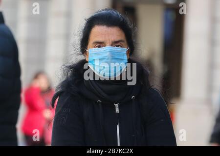 London, Großbritannien. März 2020. Eine Frau trägt eine Gesichtsmaske als Vorsichtsmaßnahme gegen die Verbreitung von Coronavirus in London. Credit: SOPA Images Limited/Alamy Live News Stockfoto