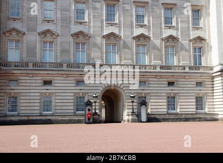 London, Großbritannien - 12. Mai 2019: Sentry of the Grenadier Guards an einem sonnigen Tag vor dem Buckingham Palace postiert Stockfoto