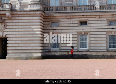 London, Großbritannien - 12. Mai 2019: Sentry of the Grenadier Guards an einem sonnigen Tag vor dem Buckingham Palace postiert Stockfoto