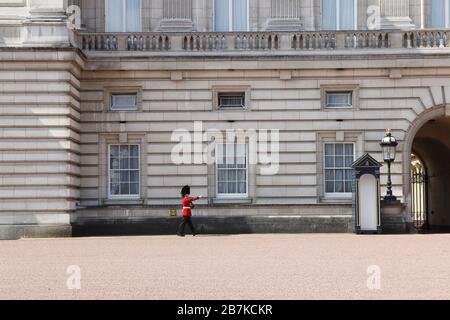 London, Großbritannien - 12. Mai 2019: Sentry of the Grenadier Guards an einem sonnigen Tag vor dem Buckingham Palace postiert Stockfoto