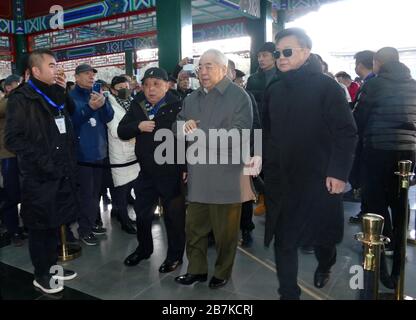 Kollegen und die Öffentlichkeit treffen sich auf dem Babaoshan Revolutionären Friedhof, um an der Beerdigung des chinesischen Nachrichtenankers Zhao Zhongxiang, Peking, China, teilzunehmen. Stockfoto