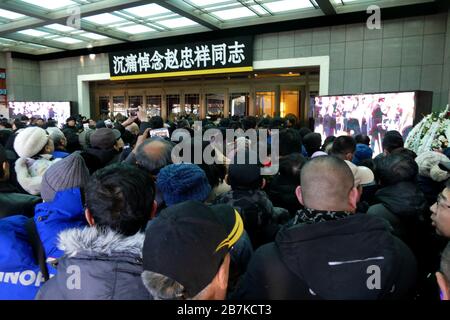 Kollegen und die Öffentlichkeit treffen sich auf dem Babaoshan Revolutionären Friedhof, um an der Beerdigung des chinesischen Nachrichtenankers Zhao Zhongxiang, Peking, China, teilzunehmen. Stockfoto