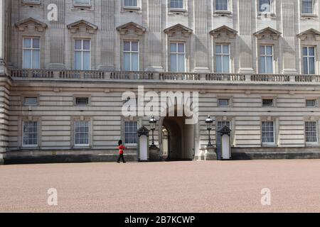 London, Großbritannien - 12. Mai 2019: Sentry of the Grenadier Guards an einem sonnigen Tag vor dem Buckingham Palace postiert Stockfoto