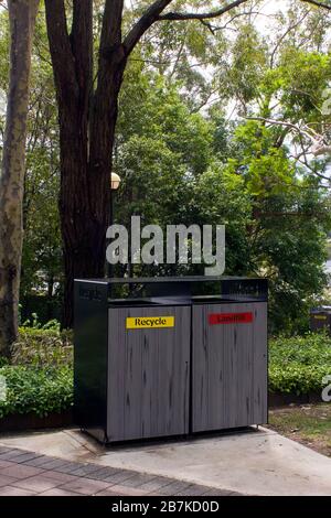 Mülltonneneinhausung zum Recycling von Abfall und Deponie in einem öffentlichen Park Stockfoto