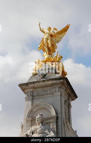 London, Großbritannien - 11. Mai 2019: Vergoldeter Winged Victory an der Spitze des Victoria Memorial vor dem Buckingham Palace an einem sonnigen Tag Stockfoto