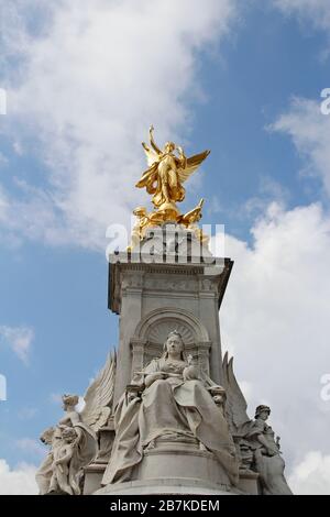 London, Großbritannien - 11. Mai 2019: Das Victoria Memorial vor dem Buckingham Palace an einem sonnigen Tag Stockfoto