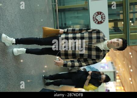 Auf diesem nicht lokalisierten Foto trifft Wang Ziyi, chinesische Sängerin und Mitglied der C-Pop-Gruppe BBT und neun Prozent vor dem Abflug in China auf einen Flughafen ein. Stockfoto