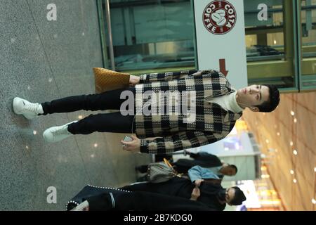 Auf diesem nicht lokalisierten Foto trifft Wang Ziyi, chinesische Sängerin und Mitglied der C-Pop-Gruppe BBT und neun Prozent vor dem Abflug in China auf einen Flughafen ein. Stockfoto