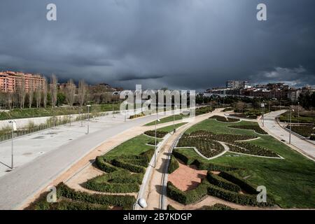 Madrid, Spanien. März 2020. Der Arganzuela Park, der in Madrid verlassen gesehen wurde.Spanien hat es mit seiner ersten Arbeitsniederlegung an diesem Montag zu tun, da die Zahl der Coronavirus an einem Tag um rund 1.000 auf 8.744 anschwallt. Die neuesten Zahlen deuten darauf hin, dass 3.200 Menschen in Krankenhäusern behandelt werden, 410 auf Intensivstationen, während 300 aufgrund des Virus, der als COVID-19 bekannt ist, starben. Etwa 40 % der Patienten mit bestätigten Fällen wurden ins Krankenhaus eingeliefert. Credit: SOPA Images Limited/Alamy Live News Stockfoto