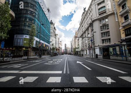 Madrid, Spanien. März 2020. Gran Via, die Hauptstraße von Madrid, die nach der Sperrung verlassen gesehen wurde.Spanien hat es mit seiner ersten arbeitsfreien Sperrung an diesem Montag zu tun, da die Zahl der Coronavirus an einem Tag um rund 1.000 auf 8.744 anschwallt. Die neuesten Zahlen deuten darauf hin, dass 3.200 Menschen in Krankenhäusern behandelt werden, 410 auf Intensivstationen, während 300 aufgrund des Virus, der als COVID-19 bekannt ist, starben. Etwa 40 % der Patienten mit bestätigten Fällen wurden ins Krankenhaus eingeliefert. Credit: SOPA Images Limited/Alamy Live News Stockfoto