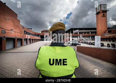 Madrid, Spanien. März 2020. Ein Mitglied der Notwehreinheit (UME) patrouilliert den Bahnhof Atocha.Spanien hat es mit seiner ersten werktätigen Sperrung an diesem Montag zu tun, da die Zahl der Coronaviren an einem Tag um rund 1.000 auf 8.744 anschwallt. Die neuesten Zahlen deuten darauf hin, dass 3.200 Menschen in Krankenhäusern behandelt werden, 410 auf Intensivstationen, während 300 aufgrund des Virus, der als COVID-19 bekannt ist, starben. Etwa 40 % der Patienten mit bestätigten Fällen wurden ins Krankenhaus eingeliefert. Credit: SOPA Images Limited/Alamy Live News Stockfoto