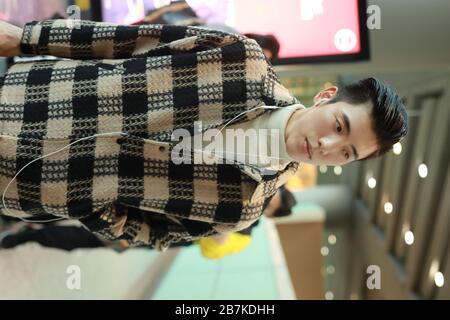 Auf diesem nicht lokalisierten Foto trifft Wang Ziyi, chinesische Sängerin und Mitglied der C-Pop-Gruppe BBT und neun Prozent vor dem Abflug in China auf einen Flughafen ein. Stockfoto