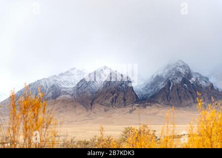 --file--View of the Pamir Mountains in West China's Xinjiang Uigura autonomes Gebiet, 20. Oktober 2019. Stockfoto