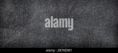 Breite Oberfläche der Kreideplatte, Makroaufnahme. Leere Tafel mit körnigem weißem Kreidestaub. Stockfoto