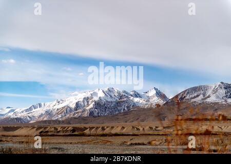 --file--View of the Pamir Mountains in West China's Xinjiang Uigura autonomes Gebiet, 20. Oktober 2019. Stockfoto