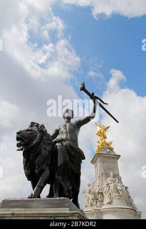 London, Großbritannien - 11. Mai 2019: Progress, eine von vier Bronzestatuen rund um das Victoria Memorial vor dem Buckingham Palace an einem sonnigen Tag Stockfoto