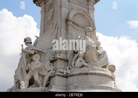 London, Großbritannien - 11. Mai 2019: Statuen der Mutterschaft und der "Angels of Justice" im Victoria Memorial vor dem Buckingham Palace Stockfoto