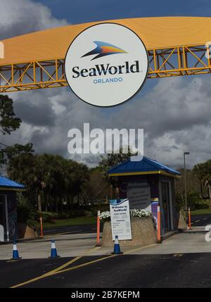 Orlando, Vereinigte Staaten. März 2020. Der Eintritt in die SeaWorld Orlando wird am ersten Tag der Schließung als Themenparks im Raum Orlando gesehen, die den Betrieb für zwei Wochen aussetzen, um die Ausbreitung des Coronavirus (COVID-19) einzudämmen. Ab dem 16. März 2020 gab es 155 Coronavirus Fälle im Zusammenhang mit Florida. Credit: SOPA Images Limited/Alamy Live News Stockfoto