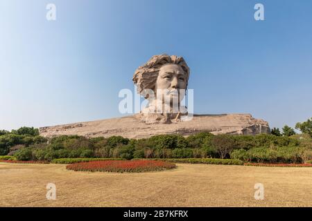 --FILE--Sculpture des Vorsitzenden Mao Zedong in seiner Jugend wird auf Orange Isle, einer Insel und auch eine Touristenattraktion im Xiang River, Changsha City, Cent gesehen Stockfoto