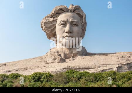 --FILE--Sculpture des Vorsitzenden Mao Zedong in seiner Jugend wird auf Orange Isle, einer Insel und auch eine Touristenattraktion im Xiang River, Changsha City, Cent gesehen Stockfoto