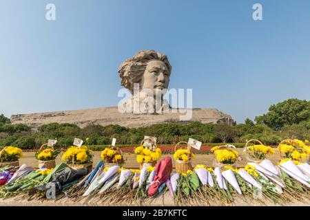 --FILE--Sculpture des Vorsitzenden Mao Zedong in seiner Jugend wird auf Orange Isle, einer Insel und auch eine Touristenattraktion im Xiang River, Changsha City, Cent gesehen Stockfoto