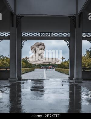 --FILE--Sculpture des Vorsitzenden Mao Zedong in seiner Jugend wird auf Orange Isle, einer Insel und auch eine Touristenattraktion im Xiang River, Changsha City, Cent gesehen Stockfoto