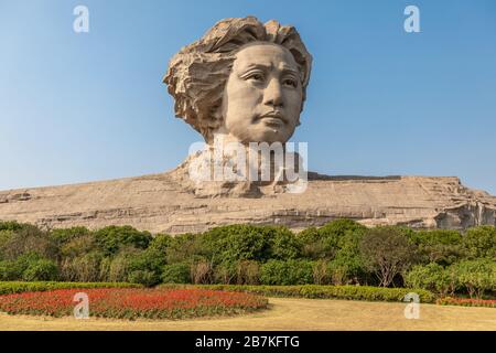 --FILE--Sculpture des Vorsitzenden Mao Zedong in seiner Jugend wird auf Orange Isle, einer Insel und auch eine Touristenattraktion im Xiang River, Changsha City, Cent gesehen Stockfoto