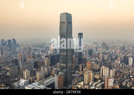 --FILE--eine Luftansicht des Changsha International Finance Square Tower T1, der der höchste Wolkenkratzer ist, provinziell und das zehnthöchste Gebäude Stockfoto