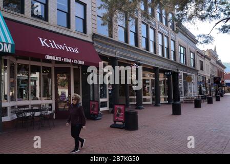 An einem sonnigen März Montag mit Temperaturen am Nachmittag über 50 Grad würde Downtown Boulder mit Aktivität aufbrauseln. Der 16. März 2020 war anders. Stockfoto