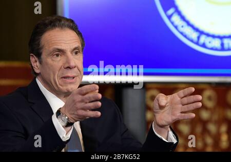Albany, New York / Vereinigte Staaten 16.3.2020 New York Reg. Andrew Cuomo kündigt Bemühungen an, die Ausbreitung des Coronavirus während eines Nachrichtenkonferes zu verhindern Stockfoto