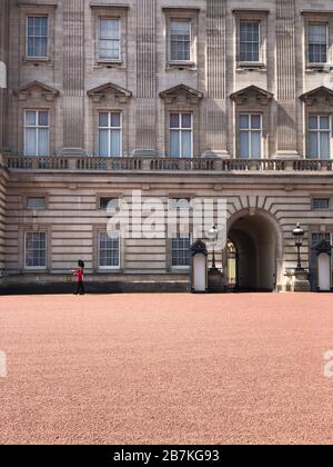London, Großbritannien - 12. Mai 2019: Sentry of the Grenadier Guards an einem sonnigen Tag vor dem Buckingham Palace postiert Stockfoto