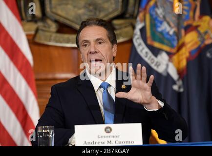 New York Reg. Andrew Cuomo gibt einen Update für die Anzahl der mit dem Coronavirus infizierten Menschen Montag, 16. März 2020 in Albany, New York. Stockfoto