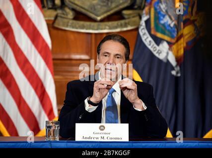 Albany, New York/Vereinigte Staaten 3/16/20 New York Reg. Andrew Cuomo gibt während einer Pressekonferenz im State Capitol ein Update zum Coronavirus. Stockfoto