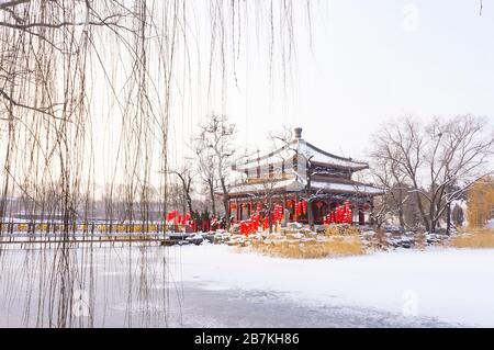 Der Schnee bedeckt Architekturen, Wälder und Straßen im alten Sommerpalast, der auf Chinesisch als Yuanming Yuan bekannt ist und eine malerische weiße Welt bildet, Beijin Stockfoto