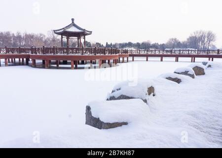 Der Schnee bedeckt Architekturen, Wälder und Straßen im alten Sommerpalast, der auf Chinesisch als Yuanming Yuan bekannt ist und eine malerische weiße Welt bildet, Beijin Stockfoto