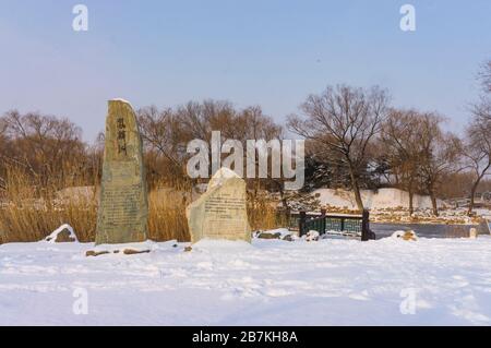 Der Schnee bedeckt Architekturen, Wälder und Straßen im alten Sommerpalast, der auf Chinesisch als Yuanming Yuan bekannt ist und eine malerische weiße Welt bildet, Beijin Stockfoto