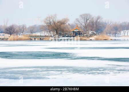Der Schnee bedeckt Architekturen, Wälder und Straßen im alten Sommerpalast, der auf Chinesisch als Yuanming Yuan bekannt ist und eine malerische weiße Welt bildet, Beijin Stockfoto