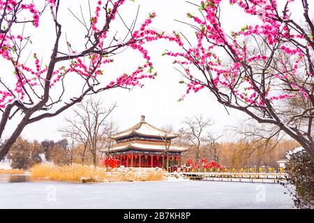 Der Schnee bedeckt Architekturen, Wälder und Straßen im alten Sommerpalast, der auf Chinesisch als Yuanming Yuan bekannt ist und eine malerische weiße Welt bildet, Beijin Stockfoto