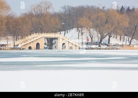 Der Schnee bedeckt Architekturen, Wälder und Straßen im alten Sommerpalast, der auf Chinesisch als Yuanming Yuan bekannt ist und eine malerische weiße Welt bildet, Beijin Stockfoto