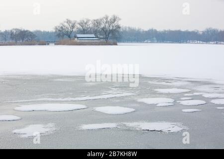Der Schnee bedeckt Architekturen, Wälder und Straßen im alten Sommerpalast, der auf Chinesisch als Yuanming Yuan bekannt ist und eine malerische weiße Welt bildet, Beijin Stockfoto