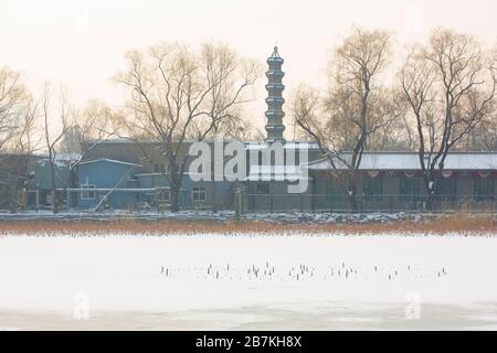 Der Schnee bedeckt Architekturen, Wälder und Straßen im alten Sommerpalast, der auf Chinesisch als Yuanming Yuan bekannt ist und eine malerische weiße Welt bildet, Beijin Stockfoto