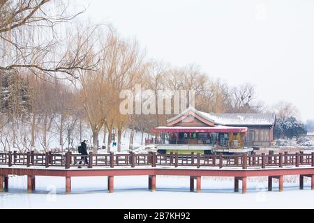 Der Schnee bedeckt Architekturen, Wälder und Straßen im alten Sommerpalast, der auf Chinesisch als Yuanming Yuan bekannt ist und eine malerische weiße Welt bildet, Beijin Stockfoto