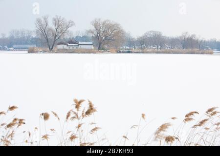 Der Schnee bedeckt Architekturen, Wälder und Straßen im alten Sommerpalast, der auf Chinesisch als Yuanming Yuan bekannt ist und eine malerische weiße Welt bildet, Beijin Stockfoto