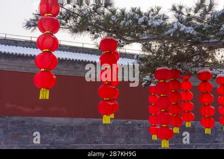 Der Schnee bedeckt Architekturen, Wälder und Straßen im alten Sommerpalast, der auf Chinesisch als Yuanming Yuan bekannt ist und eine malerische weiße Welt bildet, Beijin Stockfoto