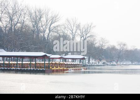 Der Schnee bedeckt Architekturen, Wälder und Straßen im alten Sommerpalast, der auf Chinesisch als Yuanming Yuan bekannt ist und eine malerische weiße Welt bildet, Beijin Stockfoto