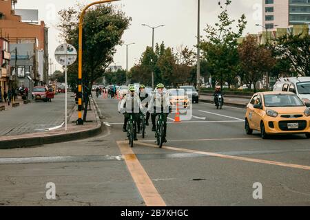 Der Bürgermeister von Bogotá ermöglicht einen speziellen Radweg, um den Transmilenio zu entschärfen, um die von Covid-19 verursachten Infektionen zu mildern Stockfoto