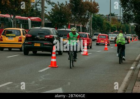 Der Bürgermeister von Bogotá ermöglicht einen speziellen Radweg, um den Transmilenio zu entschärfen, um die von Covid-19 verursachten Infektionen zu mildern Stockfoto