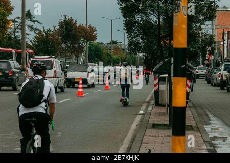 Der Bürgermeister von Bogotá ermöglicht einen speziellen Radweg, um den Transmilenio zu entschärfen, um die von Covid-19 verursachten Infektionen zu mildern Stockfoto