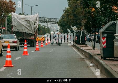 Der Bürgermeister von Bogotá ermöglicht einen speziellen Radweg, um den Transmilenio zu entschärfen, um die von Covid-19 verursachten Infektionen zu mildern Stockfoto